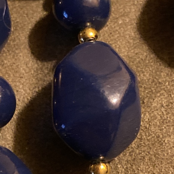 NECKLACE vintage 70’s, 80’s large chunky dark blue unusual shape plastic beads - Picture 9 of 10